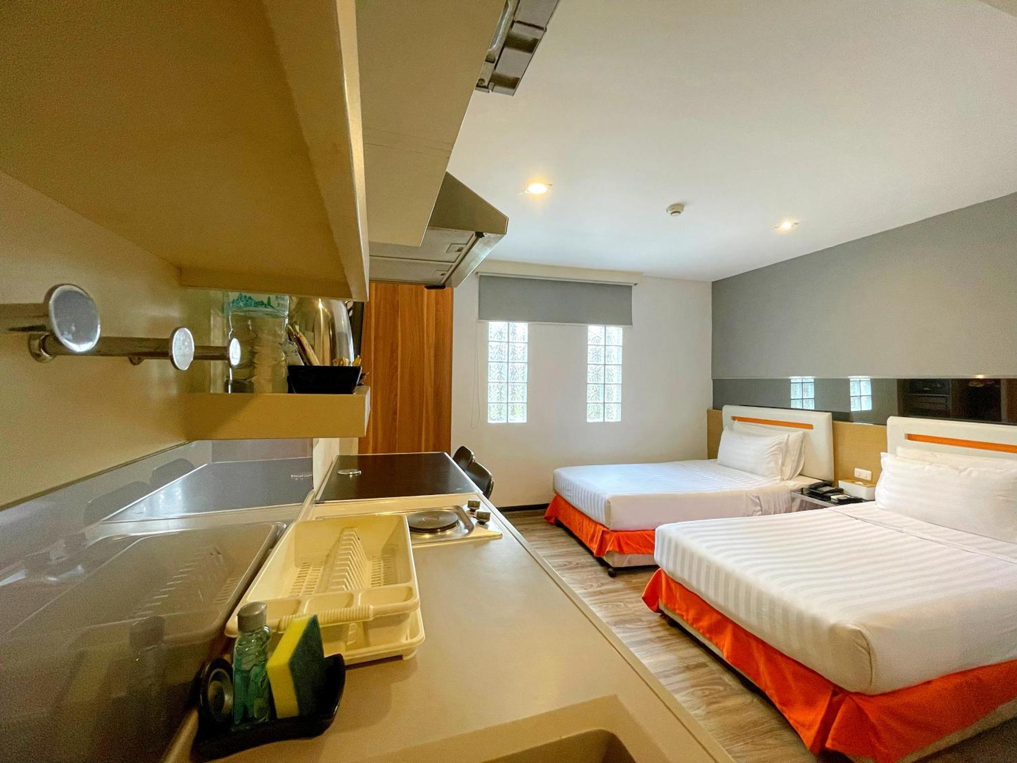 Arawana Express Phromphong Hotel Bangkok Bagian luar foto