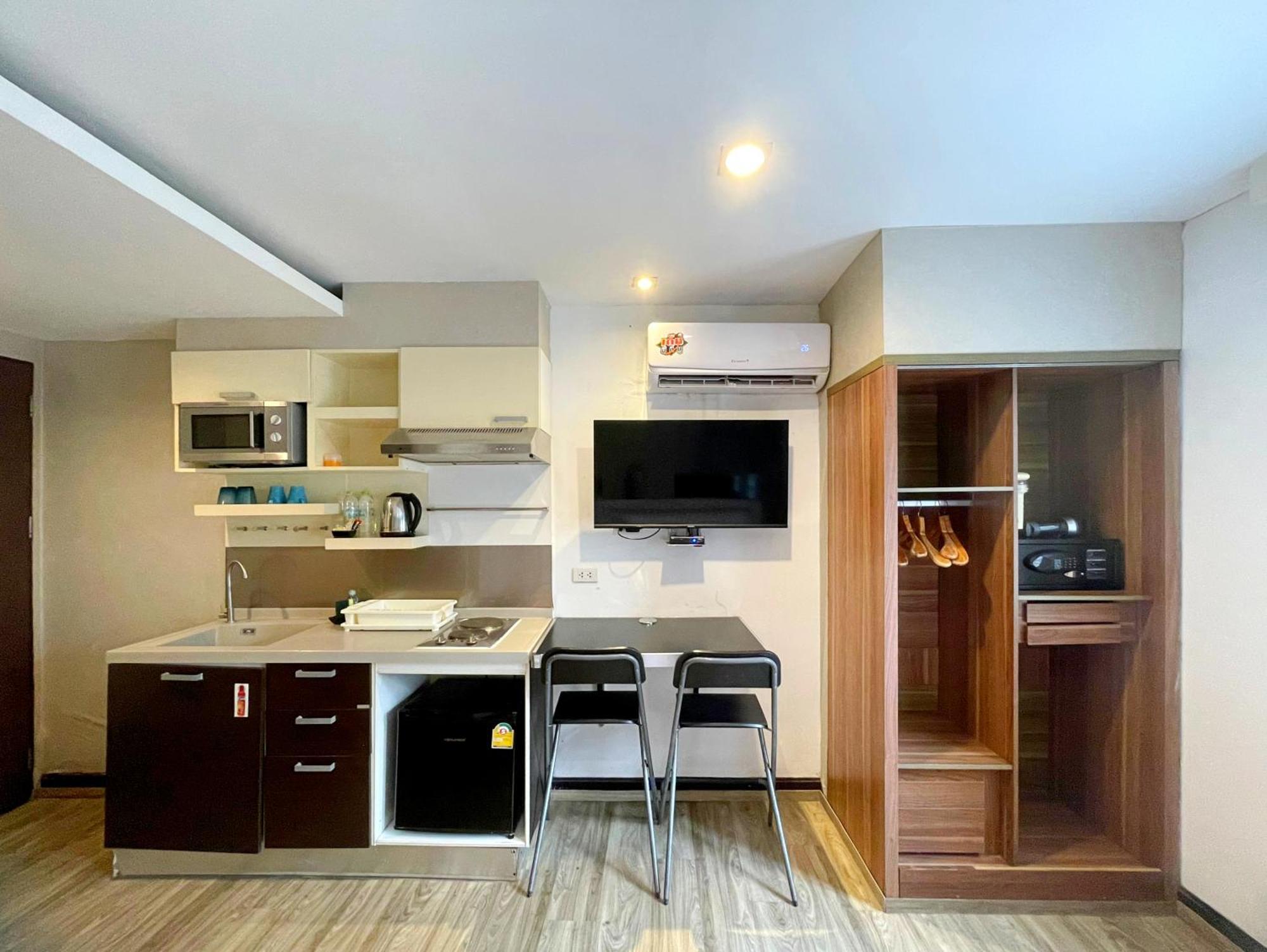 Arawana Express Phromphong Hotel Bangkok Bagian luar foto
