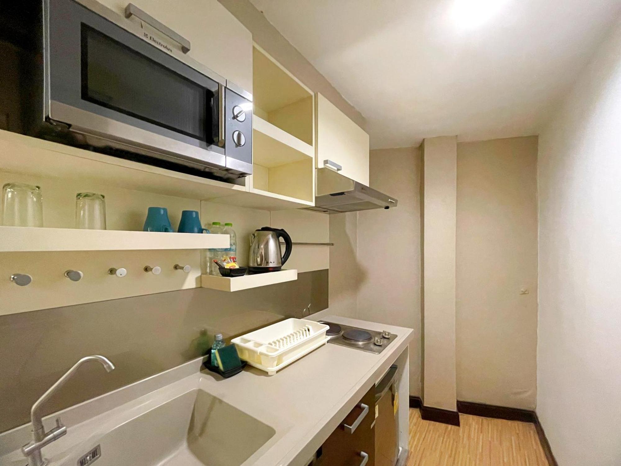Arawana Express Phromphong Hotel Bangkok Bagian luar foto
