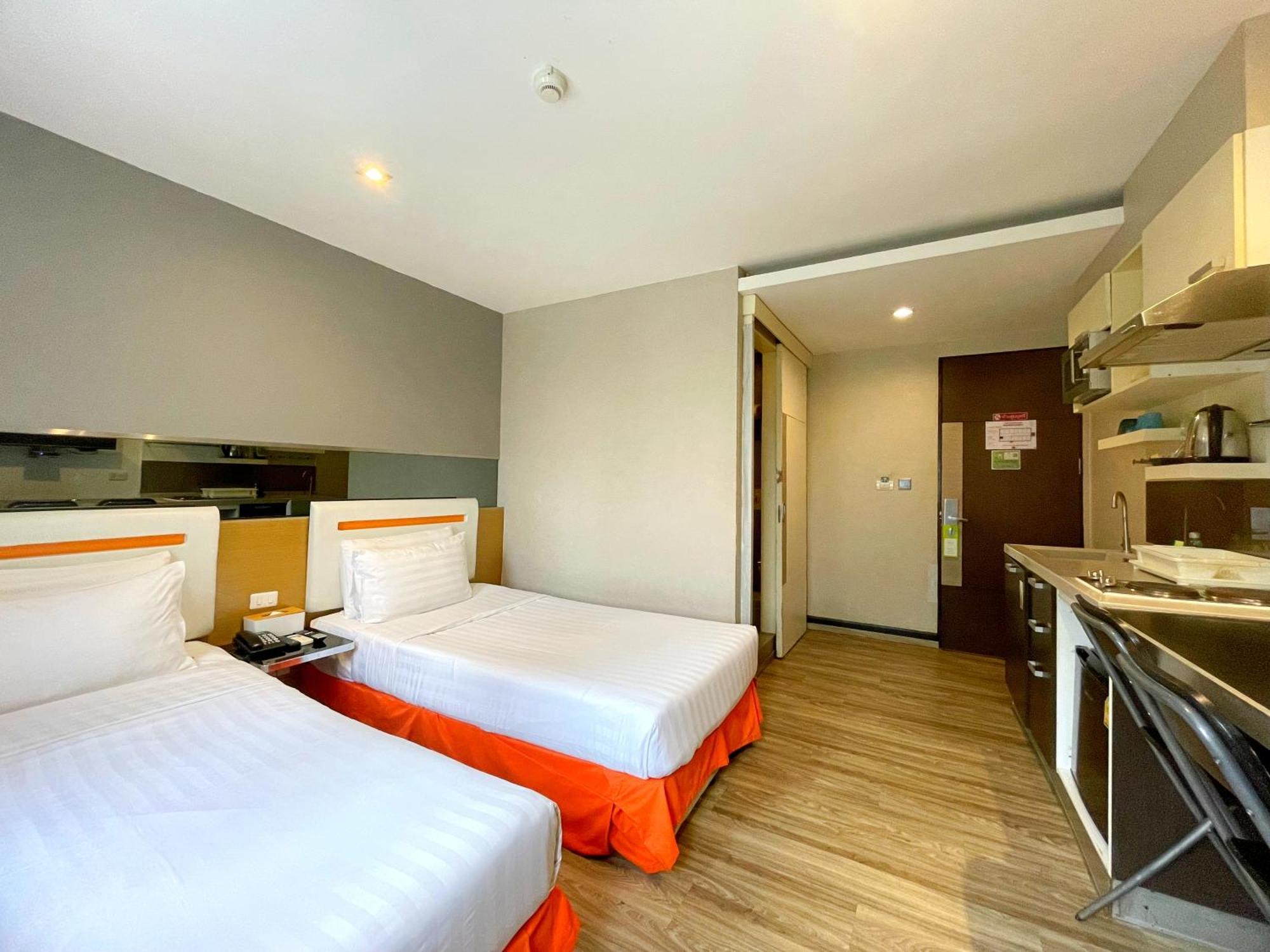 Arawana Express Phromphong Hotel Bangkok Bagian luar foto
