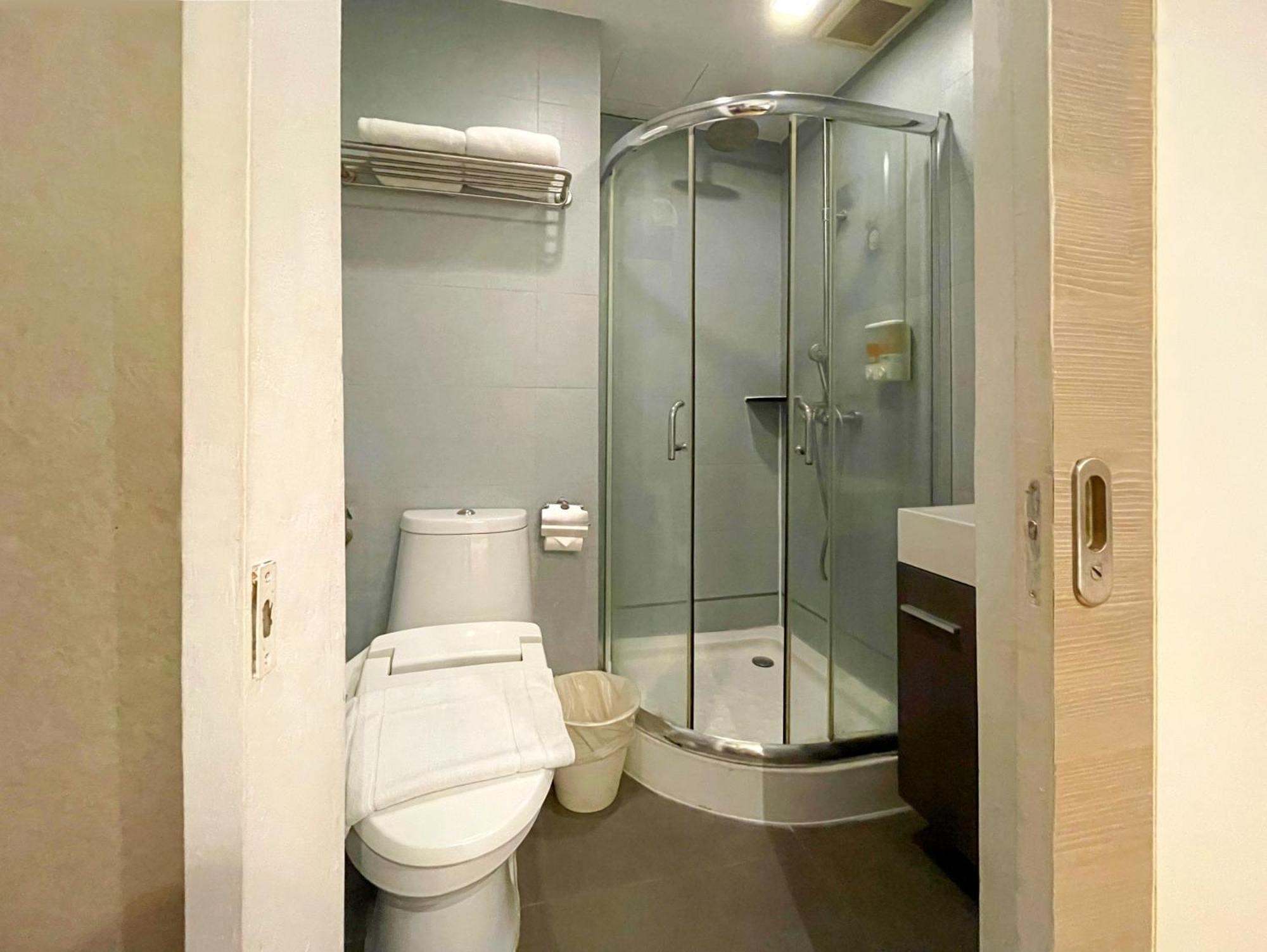 Arawana Express Phromphong Hotel Bangkok Bagian luar foto