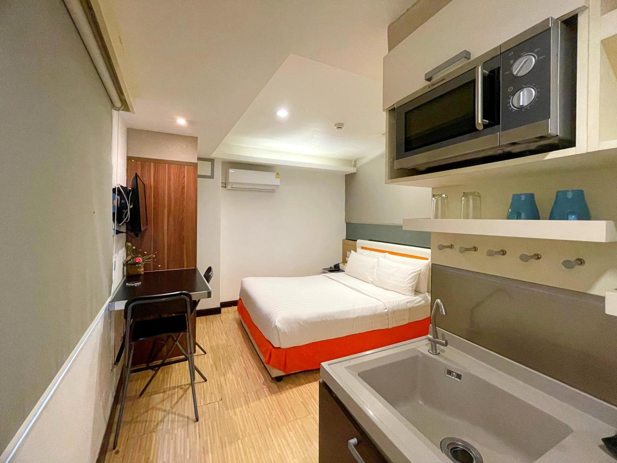 Arawana Express Phromphong Hotel Bangkok Bagian luar foto
