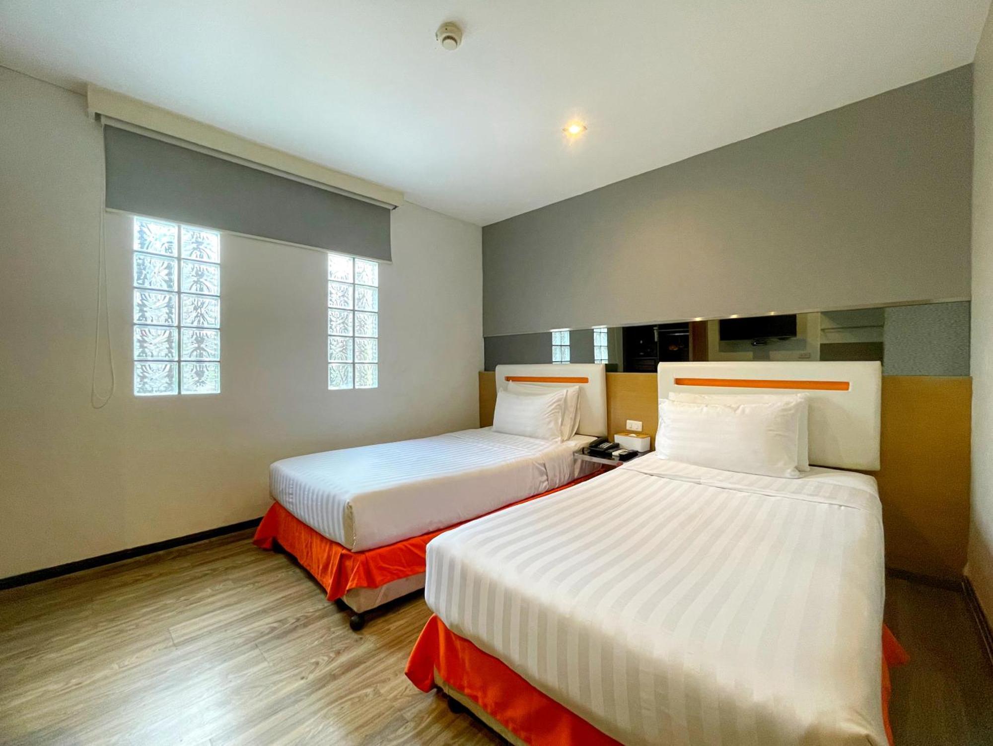 Arawana Express Phromphong Hotel Bangkok Bagian luar foto