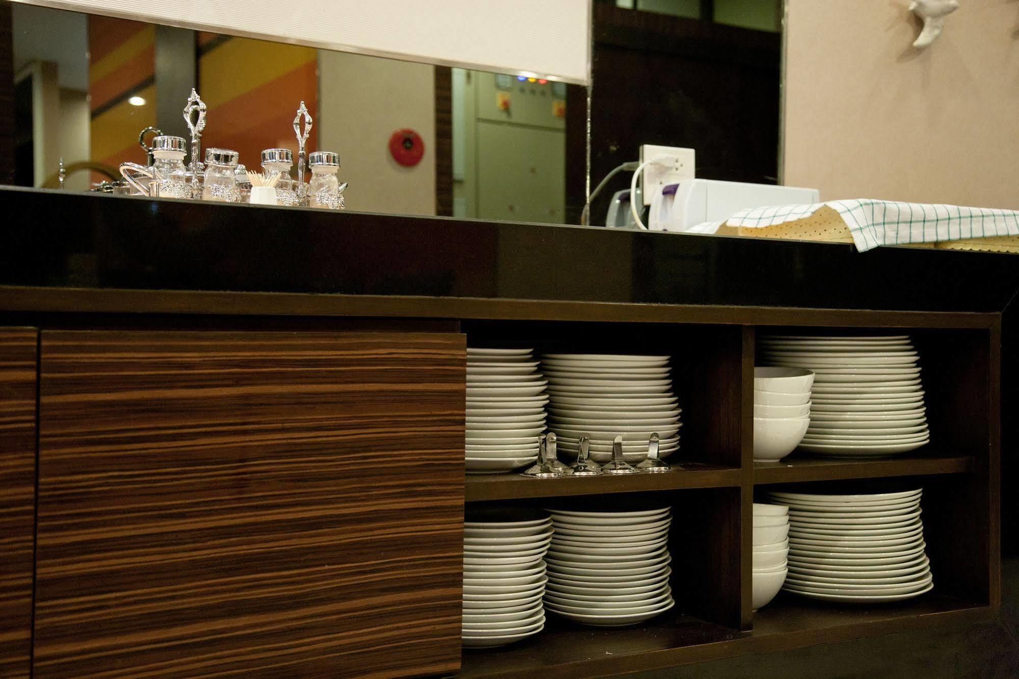 Arawana Express Phromphong Hotel Bangkok Bagian luar foto