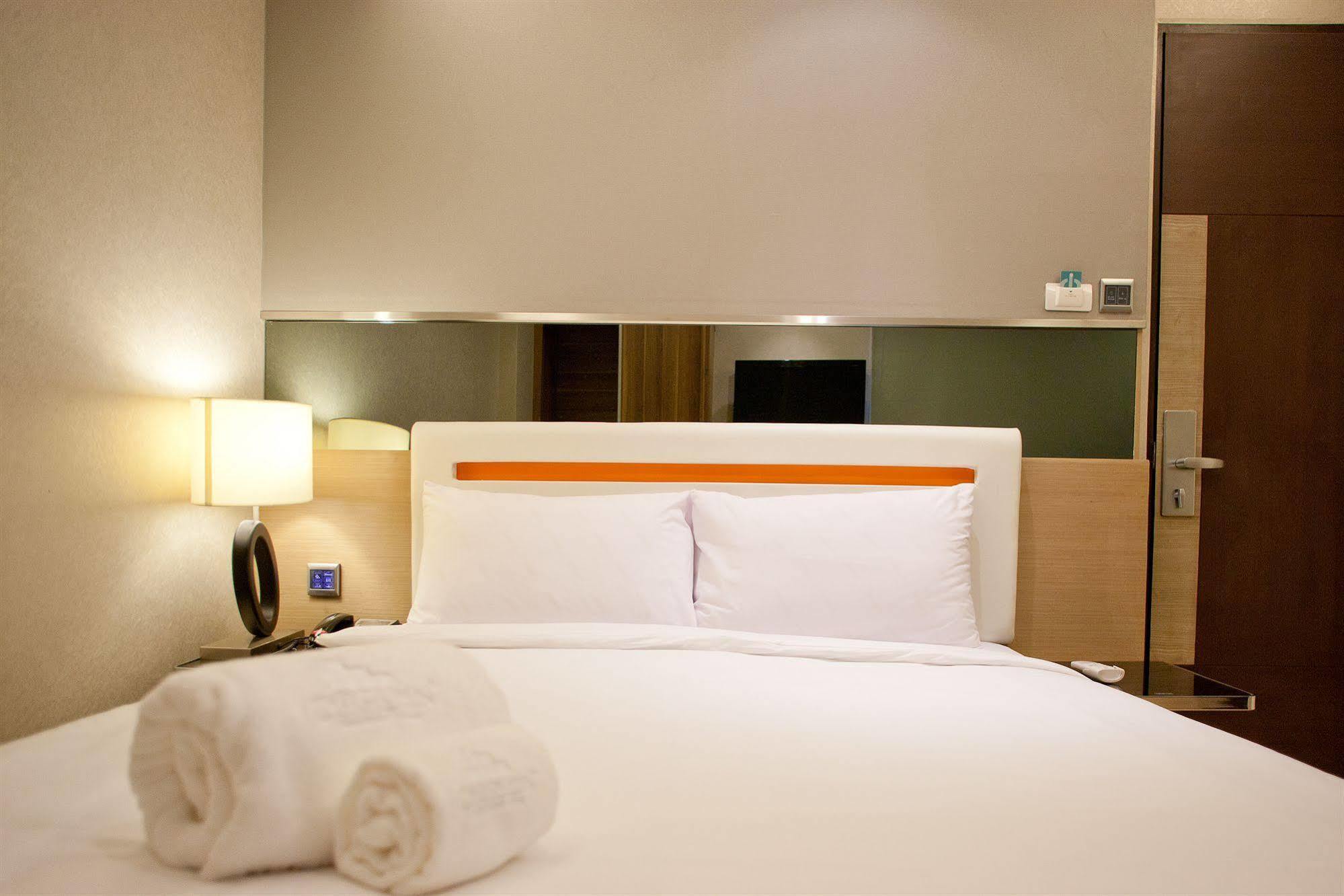Arawana Express Phromphong Hotel Bangkok Bagian luar foto