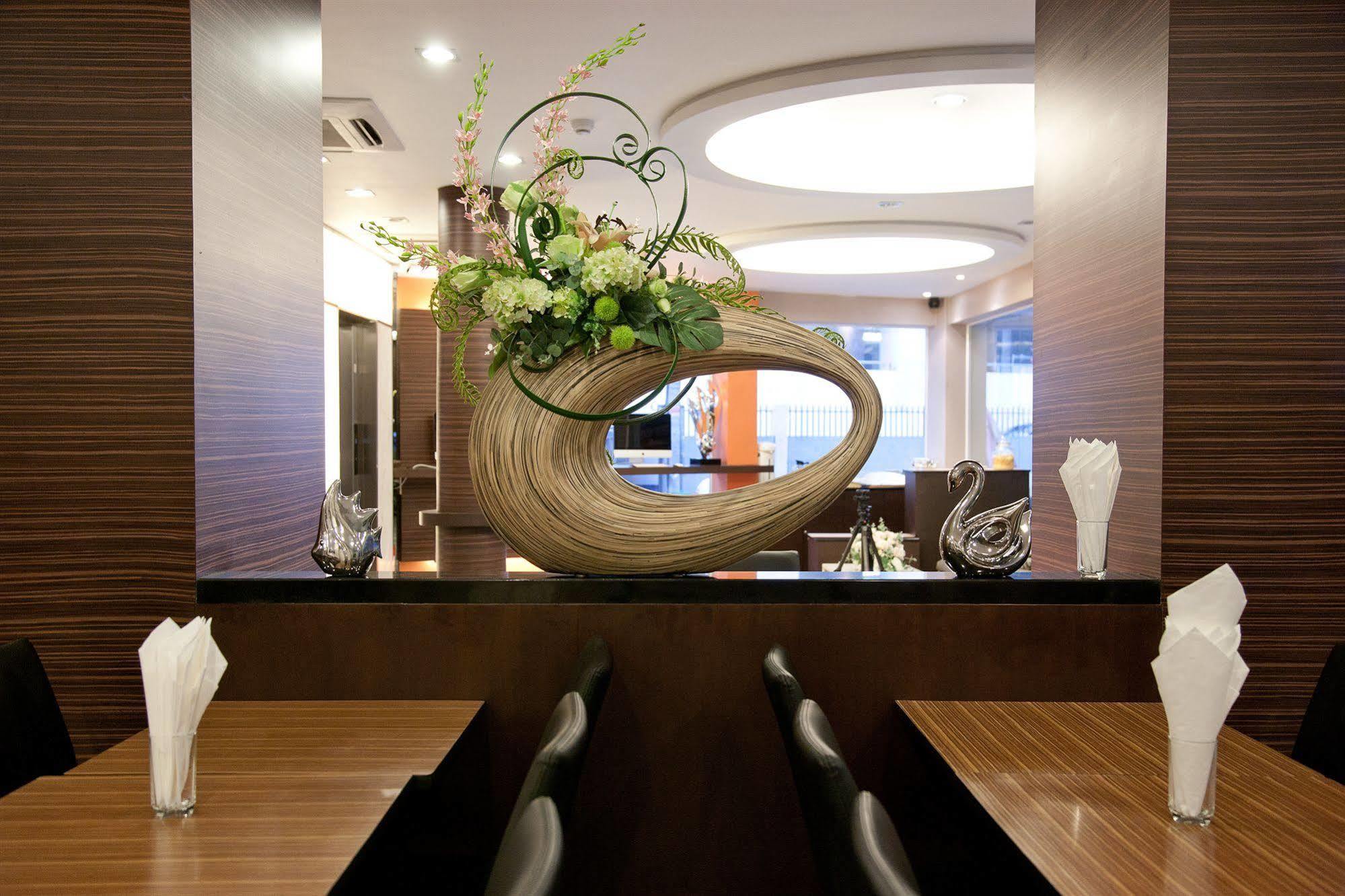 Arawana Express Phromphong Hotel Bangkok Bagian luar foto